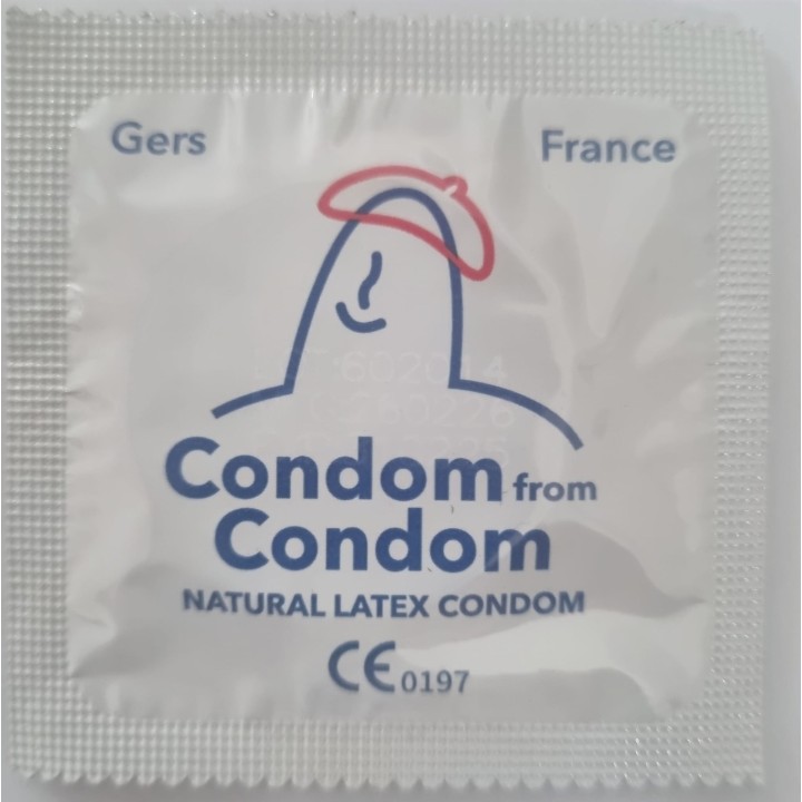 Préservatif de couleur transparente emballé dans un foil aluminium blanc.